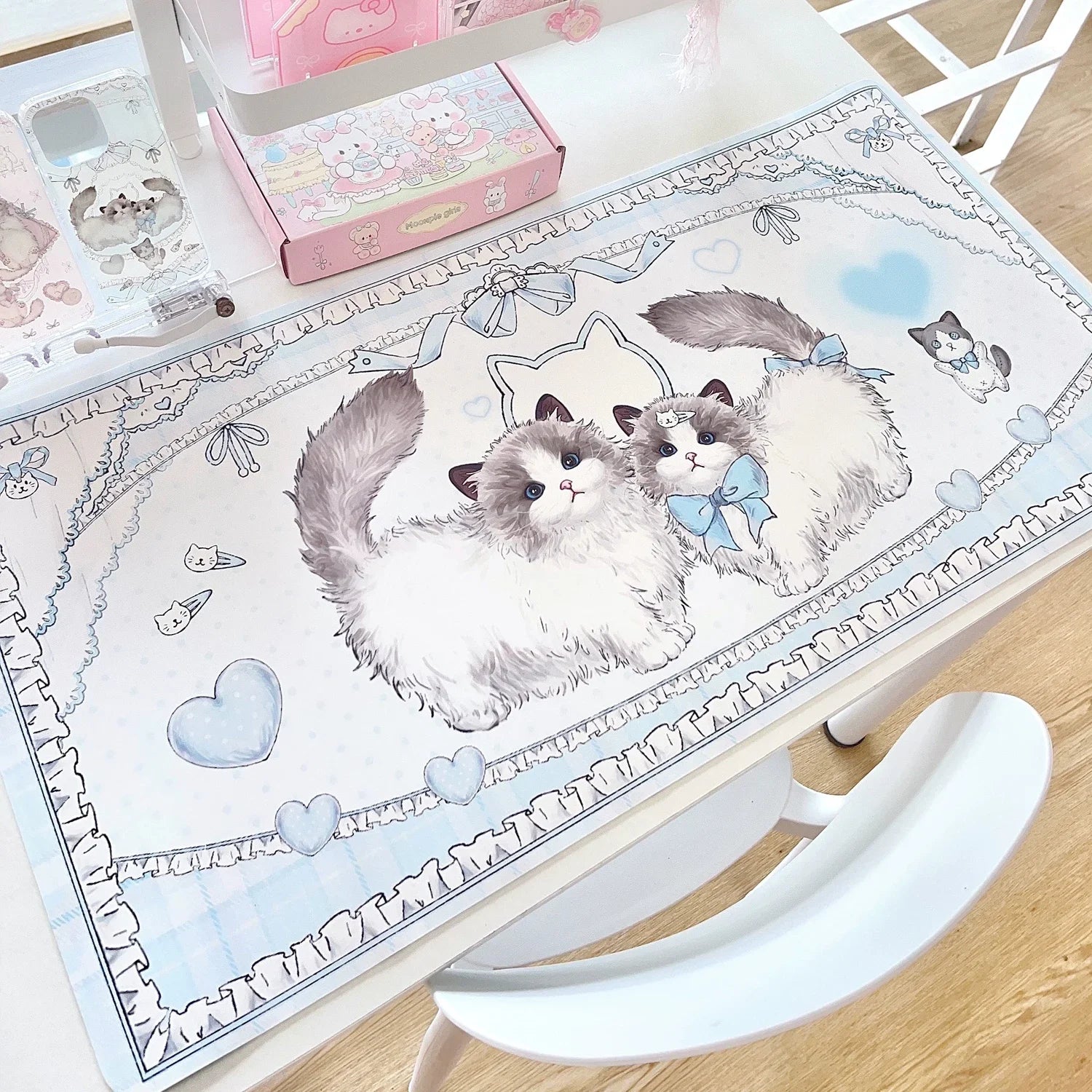 Blaue Kawaii Katzen Schreibtischunterlage aus PU Leder – Wasserdichtes Mouse Pad mit Ragdoll-Katze & Haarclip für Büro & Mädchenzimmer