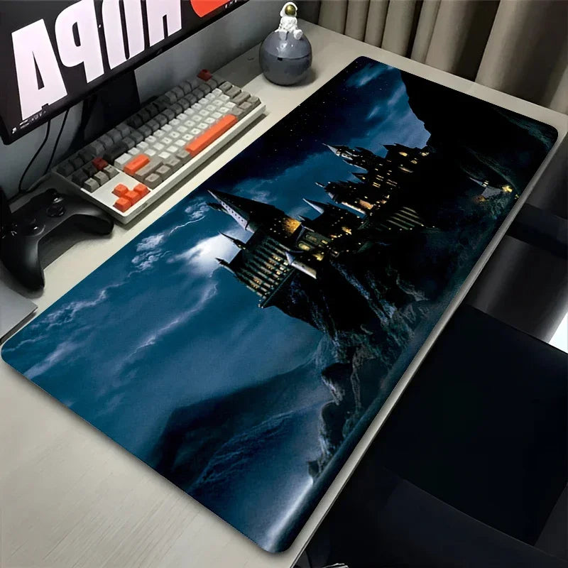 XXL Gaming Mousepad mit Anime Schloss Motiv – Großes Desk Mat 900×450 mm, Rutschfestes Mauspad & Tastaturunterlage für PC & Laptop