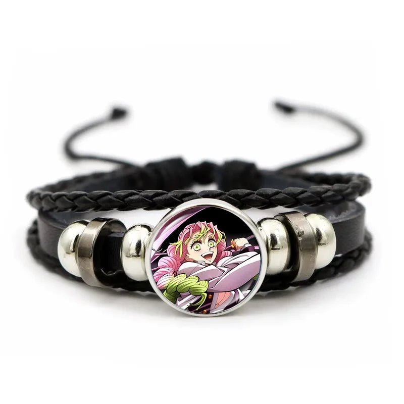 Demon Slayer™ Lederarmband mit Figuren-Charm – Tanjiro, Nezuko, Inosuke & Zenitsu | Verstellbares Fan-Armband mit Glasanhänger