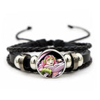 Demon Slayer™ Lederarmband mit Figuren-Charm – Tanjiro, Nezuko, Inosuke & Zenitsu | Verstellbares Fan-Armband mit Glasanhänger