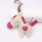 Niedlicher Esel Schlüsselanhänger aus Leder mit Kordel – Verspielter Tier-Keychain als Taschen- &amp; Autoanhänger Geschenkidee Modell K7136 