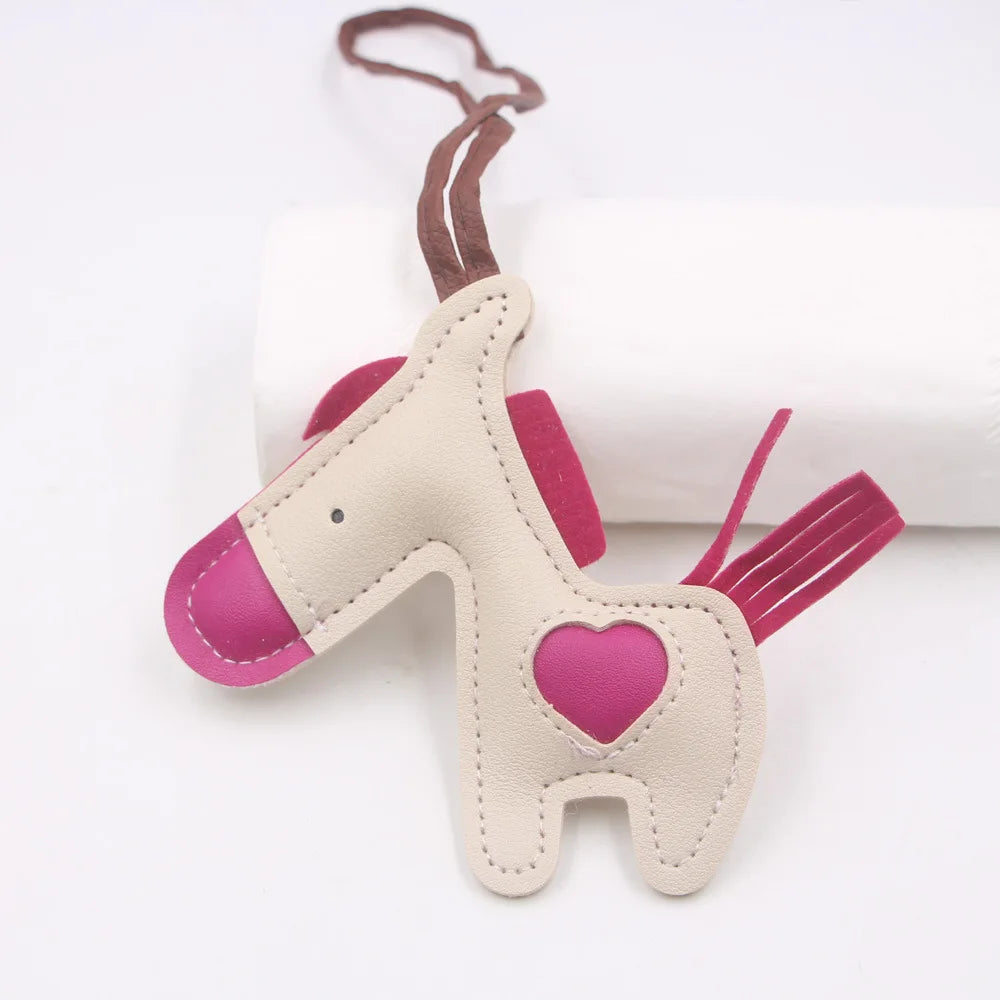 Niedlicher Esel Schlüsselanhänger aus Leder mit Kordel – Verspielter Tier-Keychain als Taschen- &amp; Autoanhänger Geschenkidee Modell K7136 