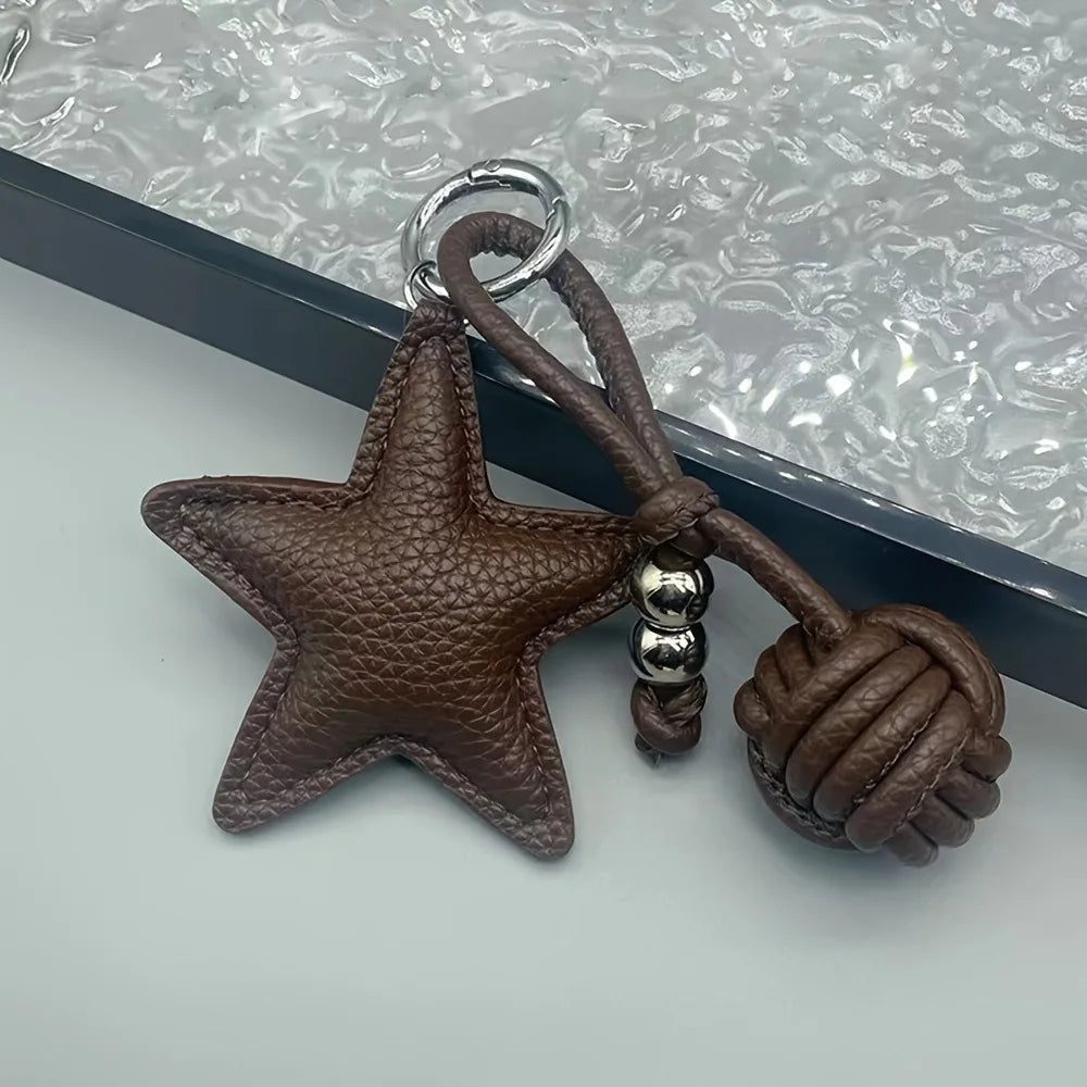 Fünfzackiger Stern Schlüsselanhänger aus Leder – Creativer Keyring mit geflochtener Lederkugel, stilvoller Taschen- &amp; Autoschmuck 