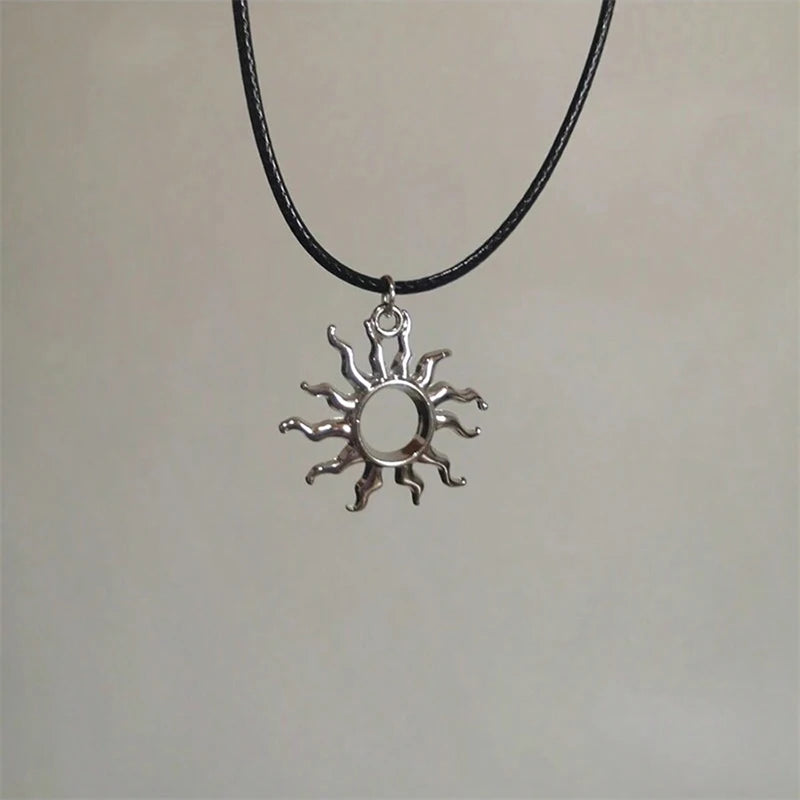 Hip Hop Lederkette mit Burning-Sun Anhänger – Vintage Sonnen Pendant im Whirlpool-Design, Geometrische Halskette für Herren & Boys