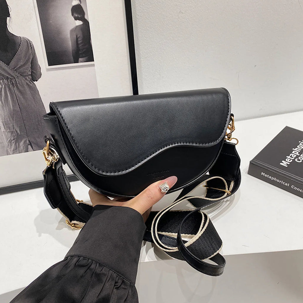 Damen Crossbody Tasche – Minimalistische Satteltasche aus Spaltleder, Trendige Schultertasche für Alltag & Freizeit