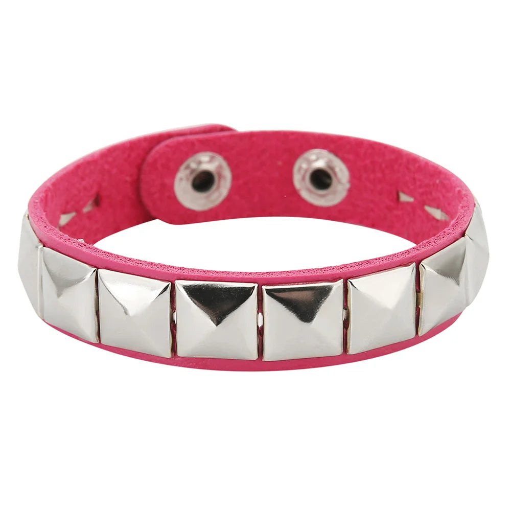 Punk Rock Lederarmband mit Nieten – Einreihiges PU Leder Cuff Armband mit quadratischen Spikes, Unisex Wristband für Damen & Herren