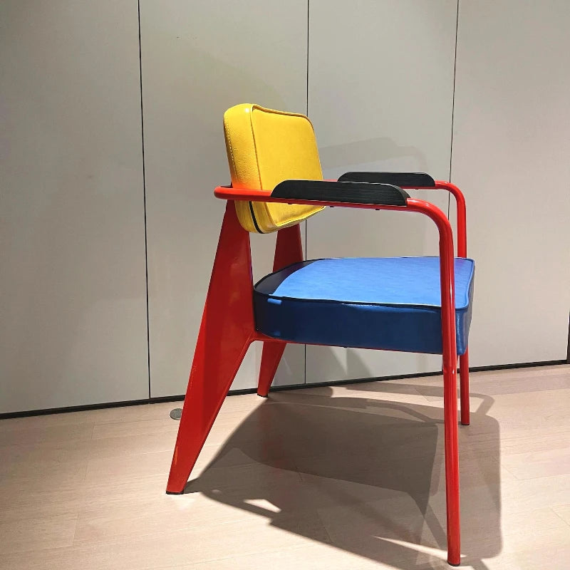 Memphis Style Designer-Lederstuhl mit Armlehnen – Moderner italienischer Retro Esszimmer- & Wohnzimmerstuhl mit Rückenlehne und Metallgestell