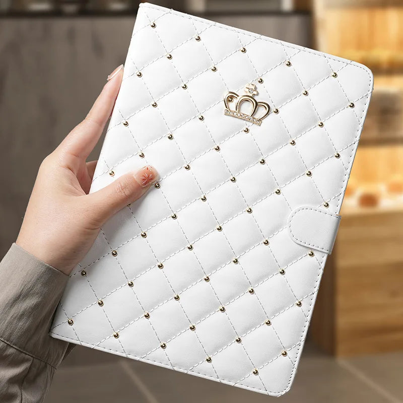 Étui de luxe en cuir PU Crown pour iPad 9.7, 10.2 et 10.9 pouces – Housse de protection élégante pour tablette avec couronne scintillante, fonction support et veille-réveil 