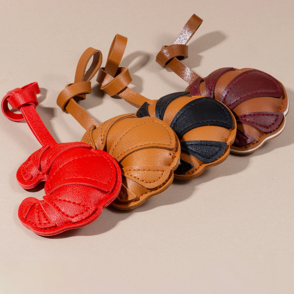 Handgemachter Leder-Croissant Schlüsselanhänger – Süßer Bag Charm & Rucksack-Pendant, kreatives Geschenk für Paare & Freunde