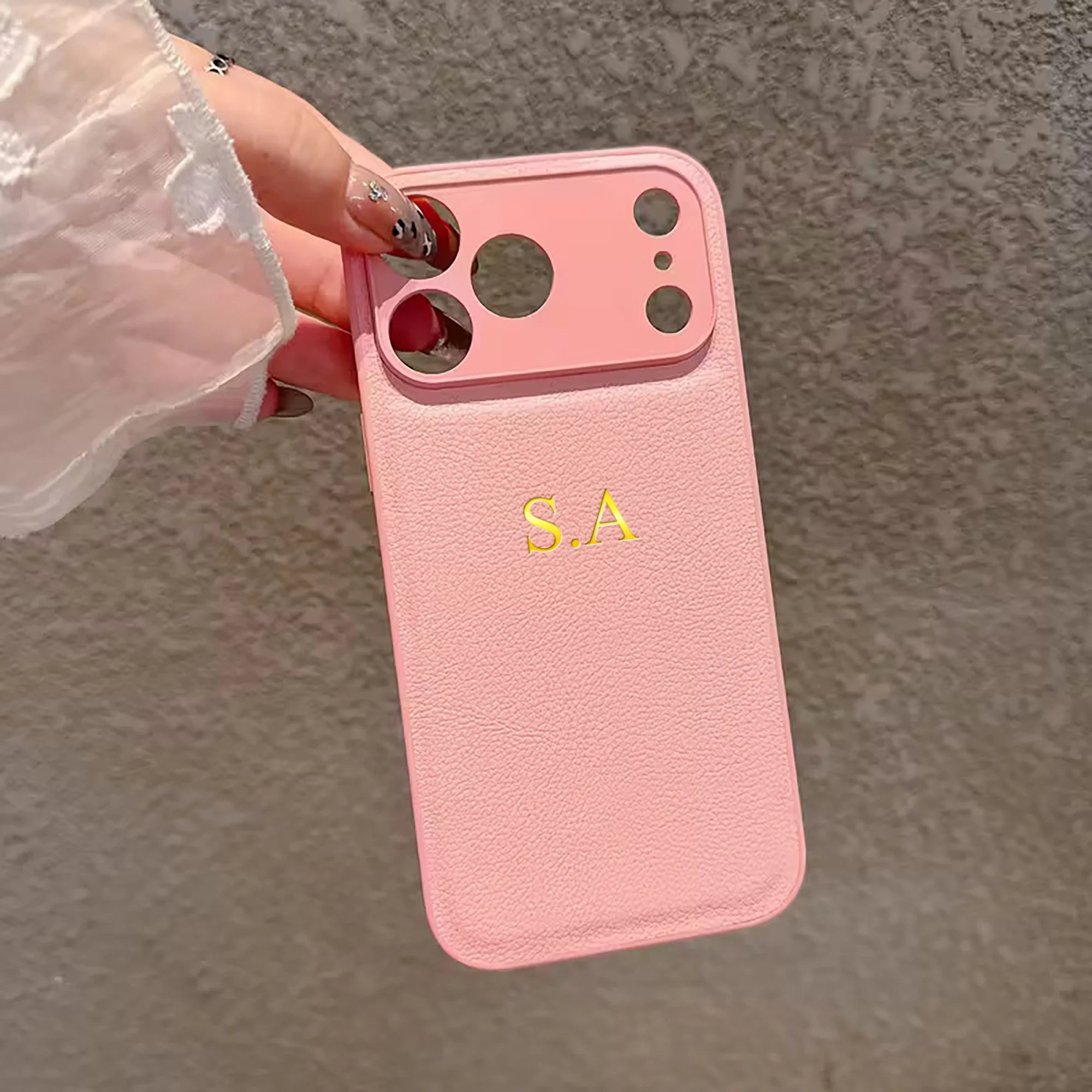 Personalisierte iPhone Lederhülle mit Name – Goldene 3D Heißfolienprägung, Luxus Handyhülle aus Kunstleder für iPhone 17, 16, 15, 14 & 13 Pro Max, Plus & Air