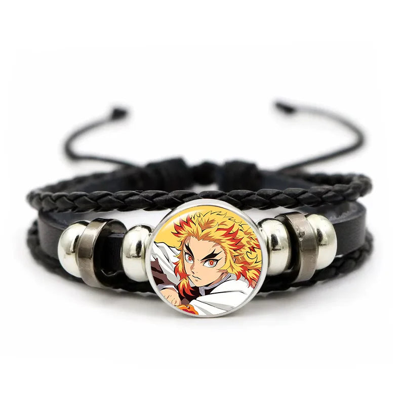 Demon Slayer™ Lederarmband mit Figuren-Charm – Tanjiro, Nezuko, Inosuke & Zenitsu | Verstellbares Fan-Armband mit Glasanhänger