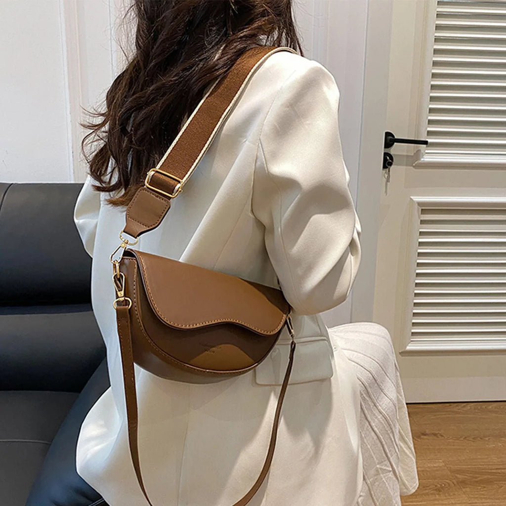 Damen Crossbody Tasche – Minimalistische Satteltasche aus Spaltleder, Trendige Schultertasche für Alltag & Freizeit