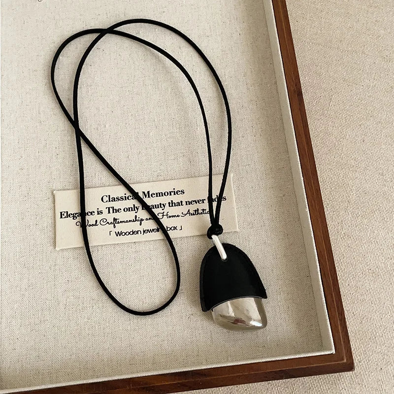 Lange Lederkette mit Zapfen-Anhänger – Schwarze &amp; Hellblaue PU-Lederkette im naturinspirierten Design für Damen