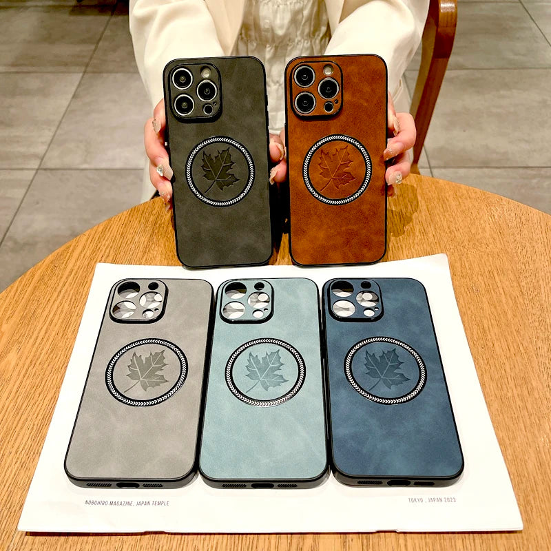 Retro Leder iPhone Hülle mit Ahornblatt-Design | Vollschutz für iPhone 11–17 Pro Max, Magsafe-kompatibel, Anti-Fingerabdruck & Kratzfest