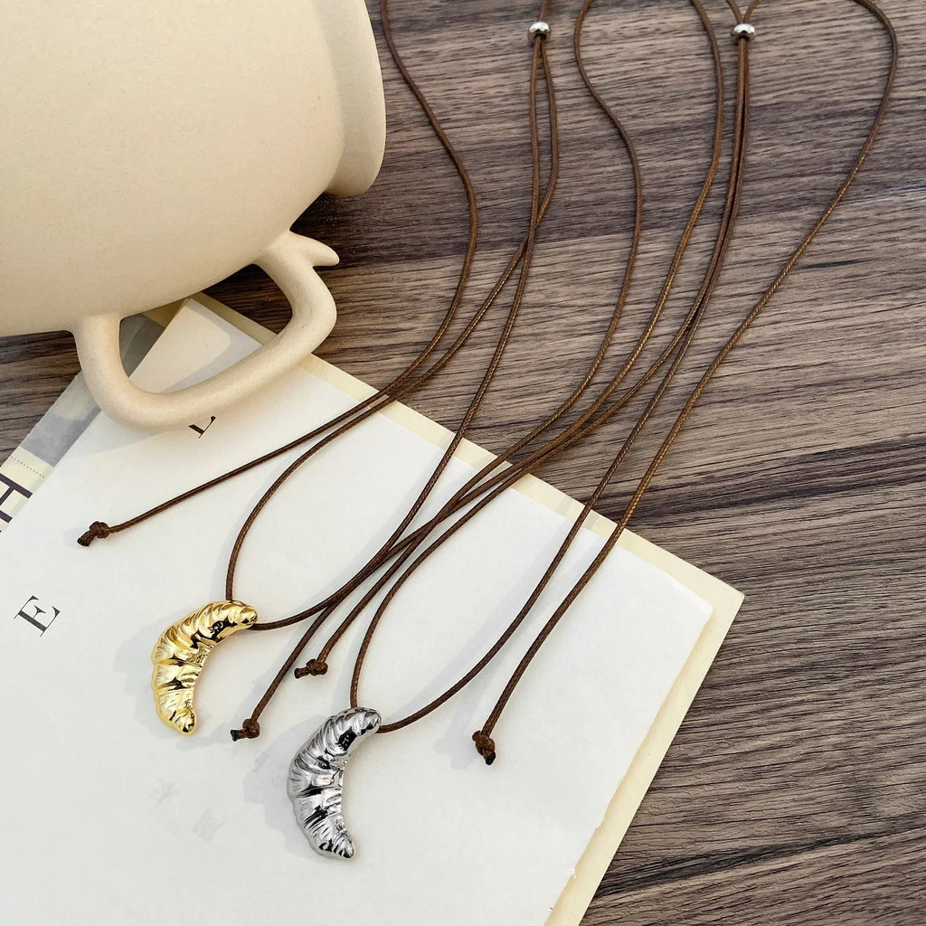 Lange Halskette mit Horn-Anhänger – Elegante Lederkordel Sweater Chain im Boho-Stil für Damen