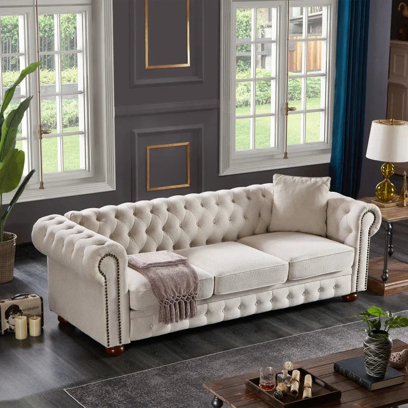 Beiges Chesterfield Sofa aus Leinenstoff – Elegantes 3-Sitzer Wohnzimmer Sofa im modernen Stil
