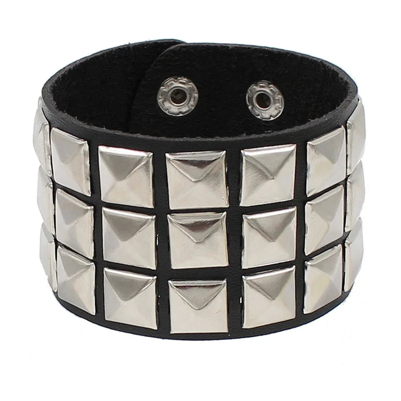90s Punk Lederarmband mit Nieten – Dreireihiges PU Armband mit eckigen Spikes, Gothic Statement Bracelet für Damen 2024