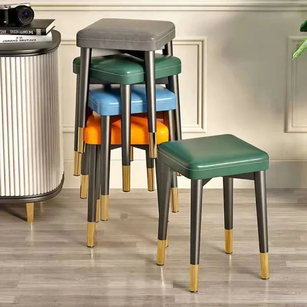 Moderner Esszimmerstuhl aus Leder mit Latexpolster – Stapelbarer Light-Luxury Dining Chair mit Carbonstahlrahmen & rutschfesten Füßen