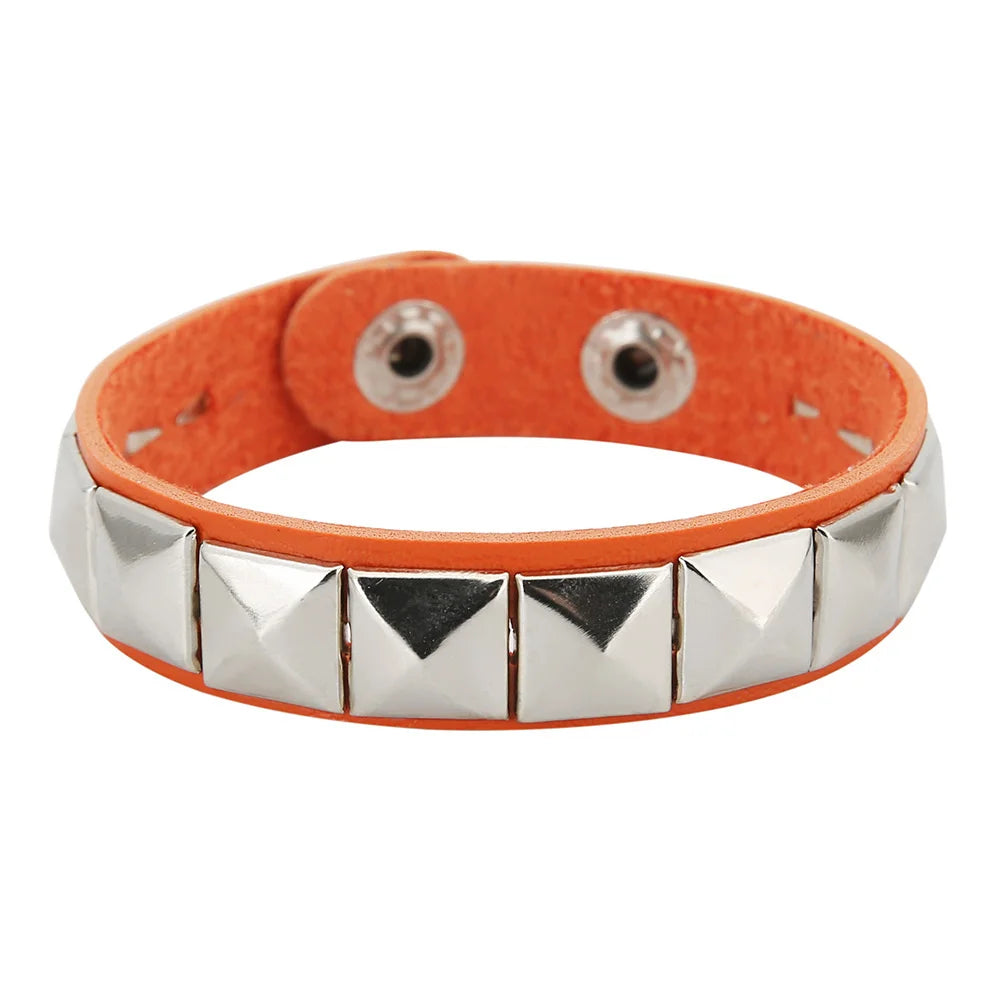 Punk Rock Lederarmband mit Nieten – Einreihiges PU Leder Cuff Armband mit quadratischen Spikes, Unisex Wristband für Damen & Herren