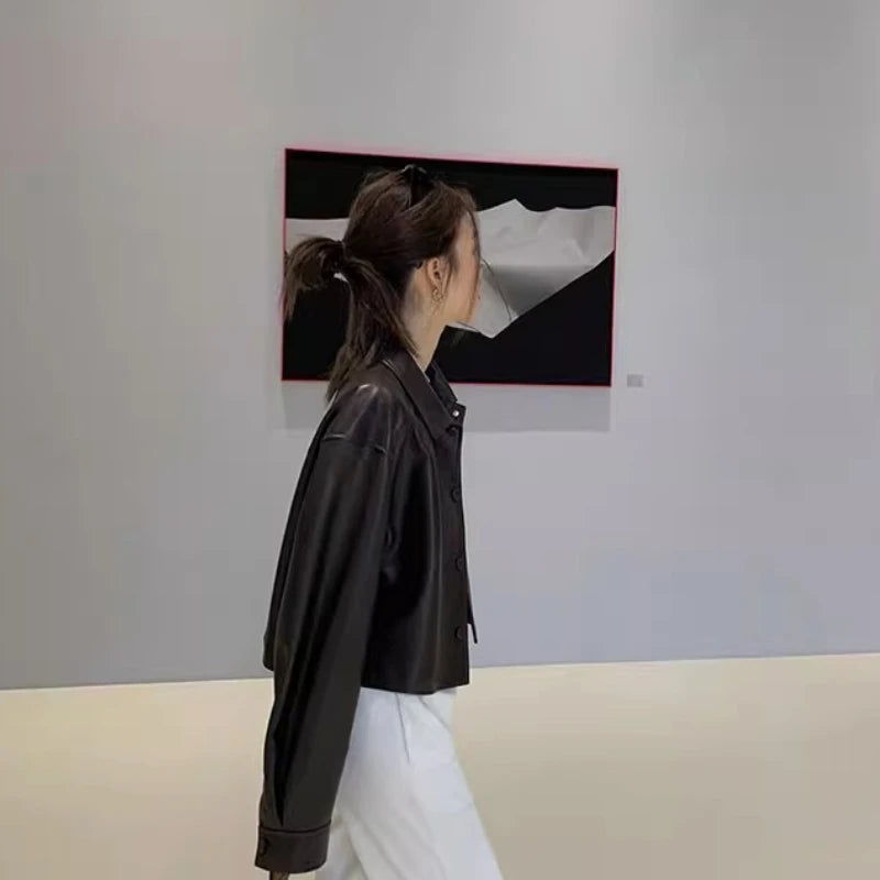 Damen Bikerjacke aus PU Leder – Schwarze Motorradjacke im Loose Fit mit Revers & Knopfleiste für Herbst