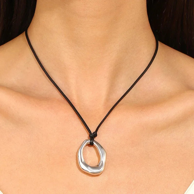 Vintage schwarze Lederkette mit geflochtenem Band & geometrischem Anhänger – Schlichte Halskette für Damen & Girls