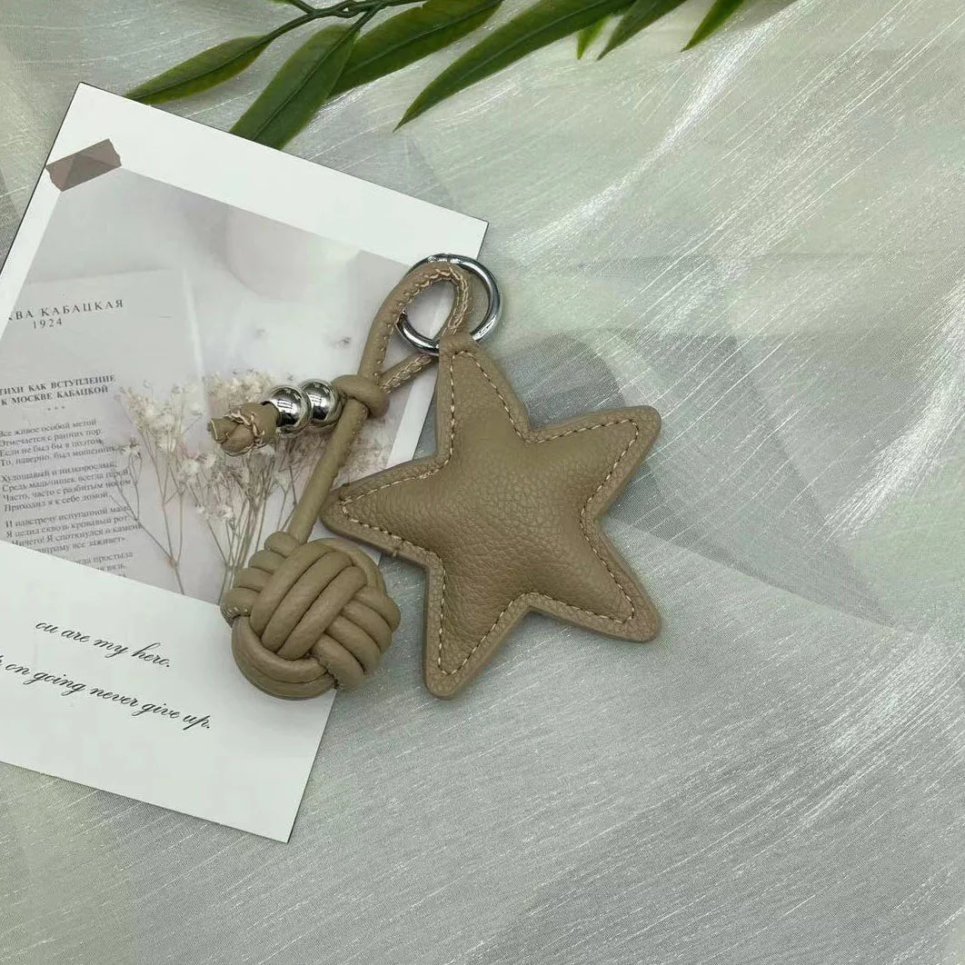 Fünfzackiger Stern Schlüsselanhänger aus Leder – Creativer Keyring mit geflochtener Lederkugel, stilvoller Taschen- &amp; Autoschmuck 