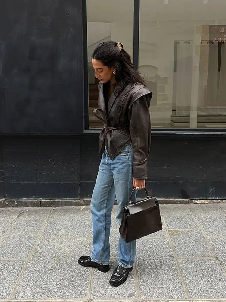 Vintage Damen Faux Lederjacke mit V-Ausschnitt & Gürtel – High-Waist Jacke mit Schnürdetails, Reverskragen & Reißverschluss für Herbst & Winter