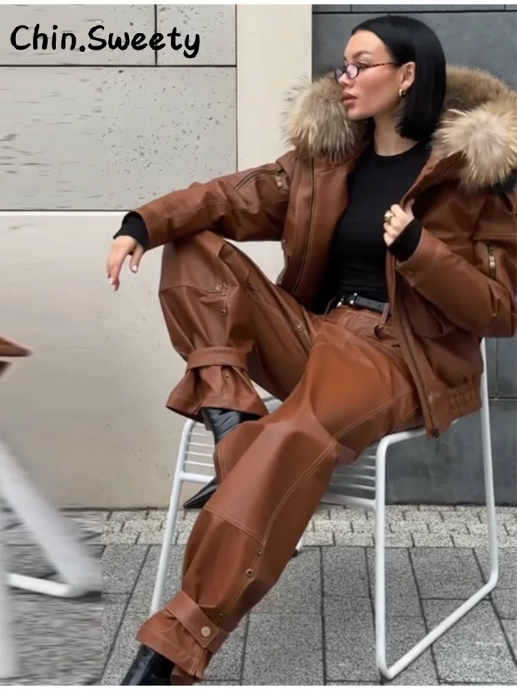 Damen Lederlook Zweiteiler 2025 – High-Street Set aus Jacke & Hose mit abnehmbarer Kunstfell-Kapuze, Herbst- & Winter-Outfit mit Stil