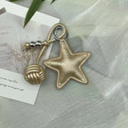Fünfzackiger Stern Schlüsselanhänger aus Leder – Creativer Keyring mit geflochtener Lederkugel, stilvoller Taschen- &amp; Autoschmuck 