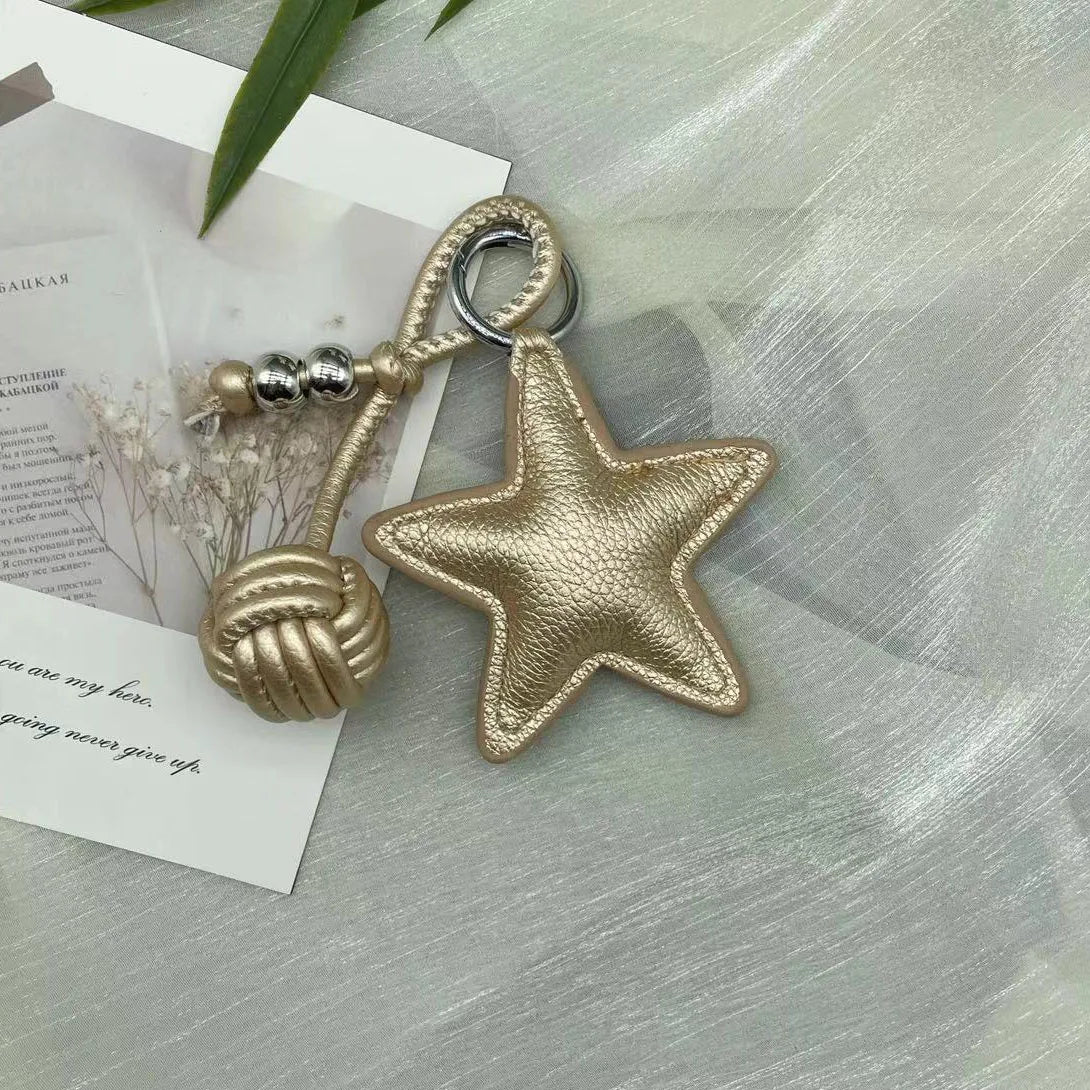 Fünfzackiger Stern Schlüsselanhänger aus Leder – Creativer Keyring mit geflochtener Lederkugel, stilvoller Taschen- &amp; Autoschmuck 