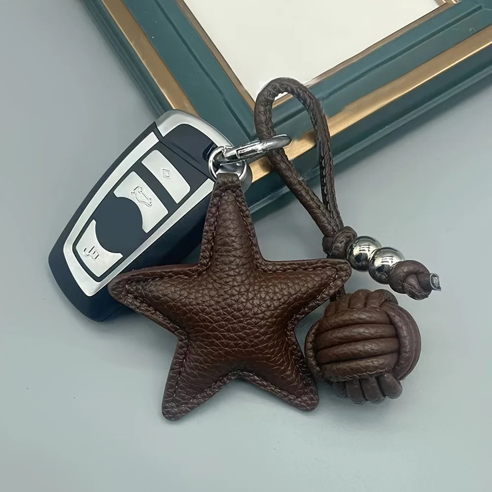 Fünfzackiger Stern Schlüsselanhänger aus Leder – Creativer Keyring mit geflochtener Lederkugel, stilvoller Taschen- &amp; Autoschmuck 