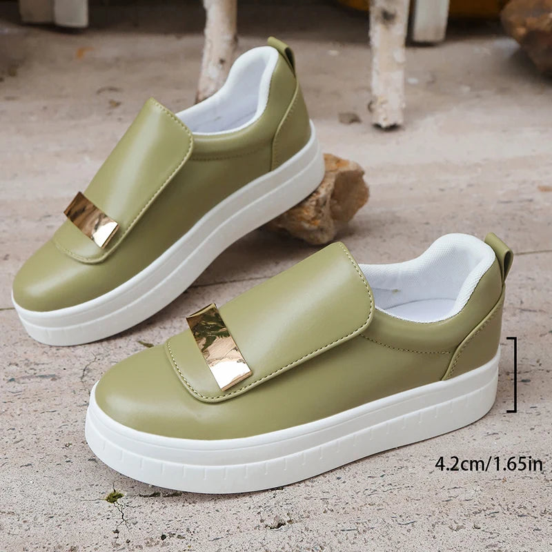 Damen Slip-On Plateau Sneaker 2025 – Weiße Chunky Sneakers mit dicker Sohle & Metalldekor, bequeme PU-Leder Freizeitschuhe, Größe 36–43