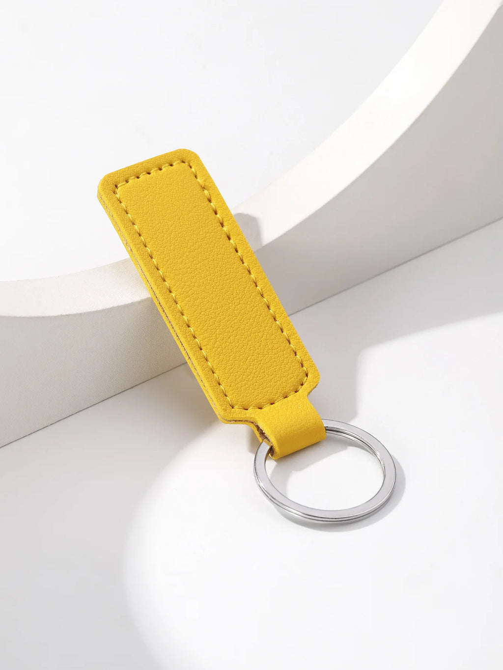 Handgefertigter Leder Schlüsselanhänger – Retro Keychain aus echtem Rindsleder in 7 Farben für Auto, Business & Alltag
