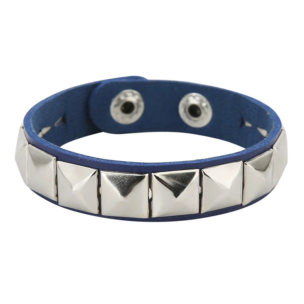 Punk Rock Lederarmband mit Nieten – Einreihiges PU Leder Cuff Armband mit quadratischen Spikes, Unisex Wristband für Damen & Herren