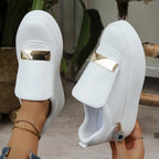 Damen Slip-On Plateau Sneaker 2025 – Weiße Chunky Sneakers mit dicker Sohle & Metalldekor, bequeme PU-Leder Freizeitschuhe, Größe 36–43