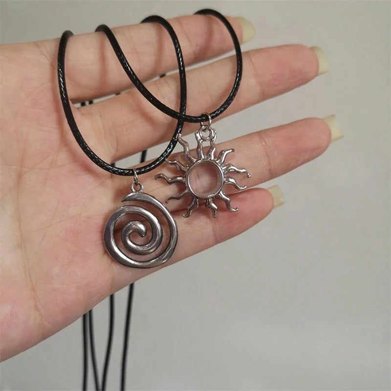 Hip Hop Lederkette mit Burning-Sun Anhänger – Vintage Sonnen Pendant im Whirlpool-Design, Geometrische Halskette für Herren & Boys