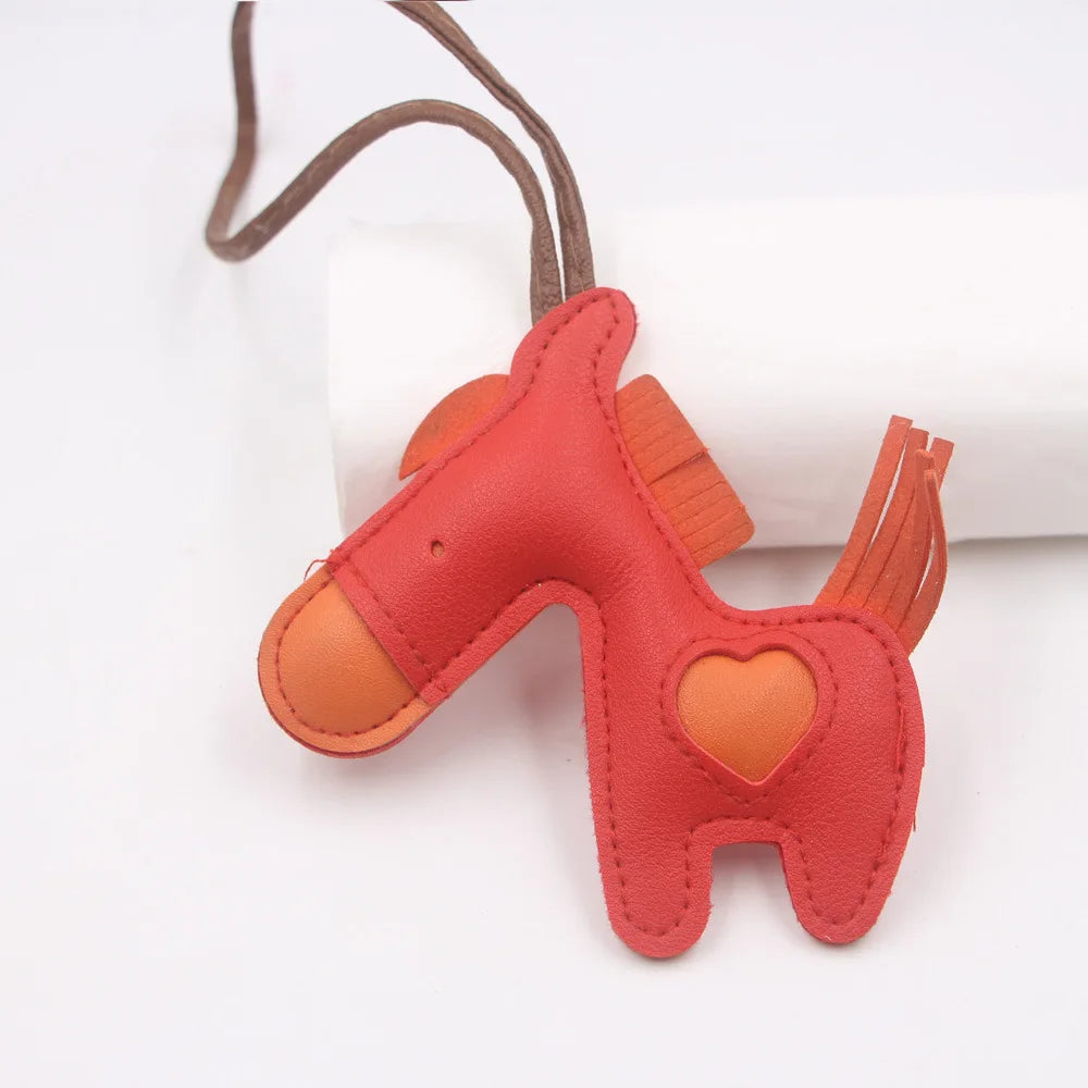 Niedlicher Esel Schlüsselanhänger aus Leder mit Kordel – Verspielter Tier-Keychain als Taschen- &amp; Autoanhänger Geschenkidee Modell K7136 