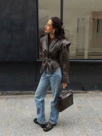 Vintage Damen Faux Lederjacke mit V-Ausschnitt & Gürtel – High-Waist Jacke mit Schnürdetails, Reverskragen & Reißverschluss für Herbst & Winter